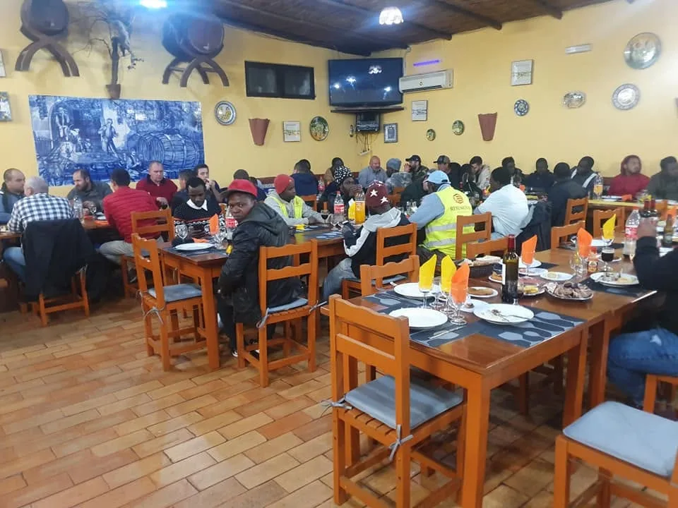 A sala do jantar da equipa, com as mesas compridas postas