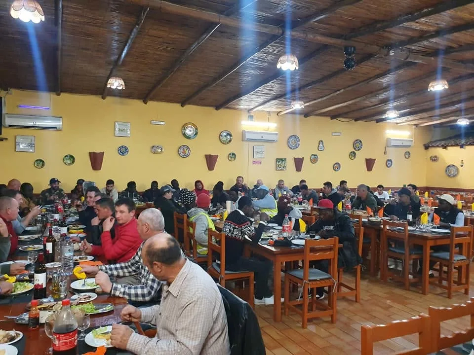 Trabalhadores da Resumovia à mesa, no jantar da equipa