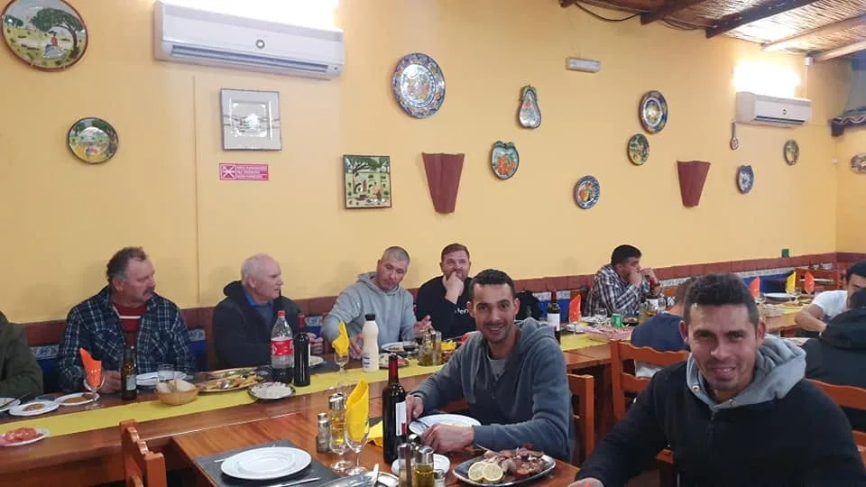 Mesa do jantar da equipa vista de perto