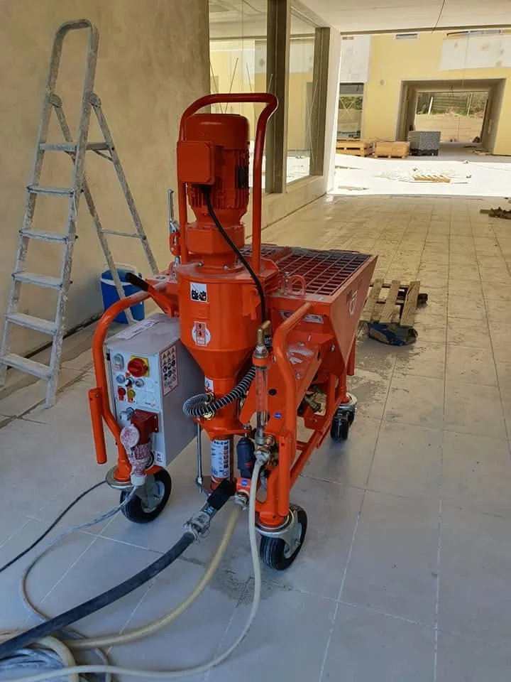 Máquina de reboco projectado dentro de um edifício em obra