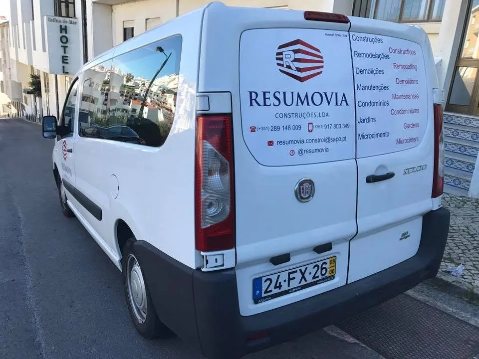Carrinha da Resumovia com os serviços listados na porta de trás