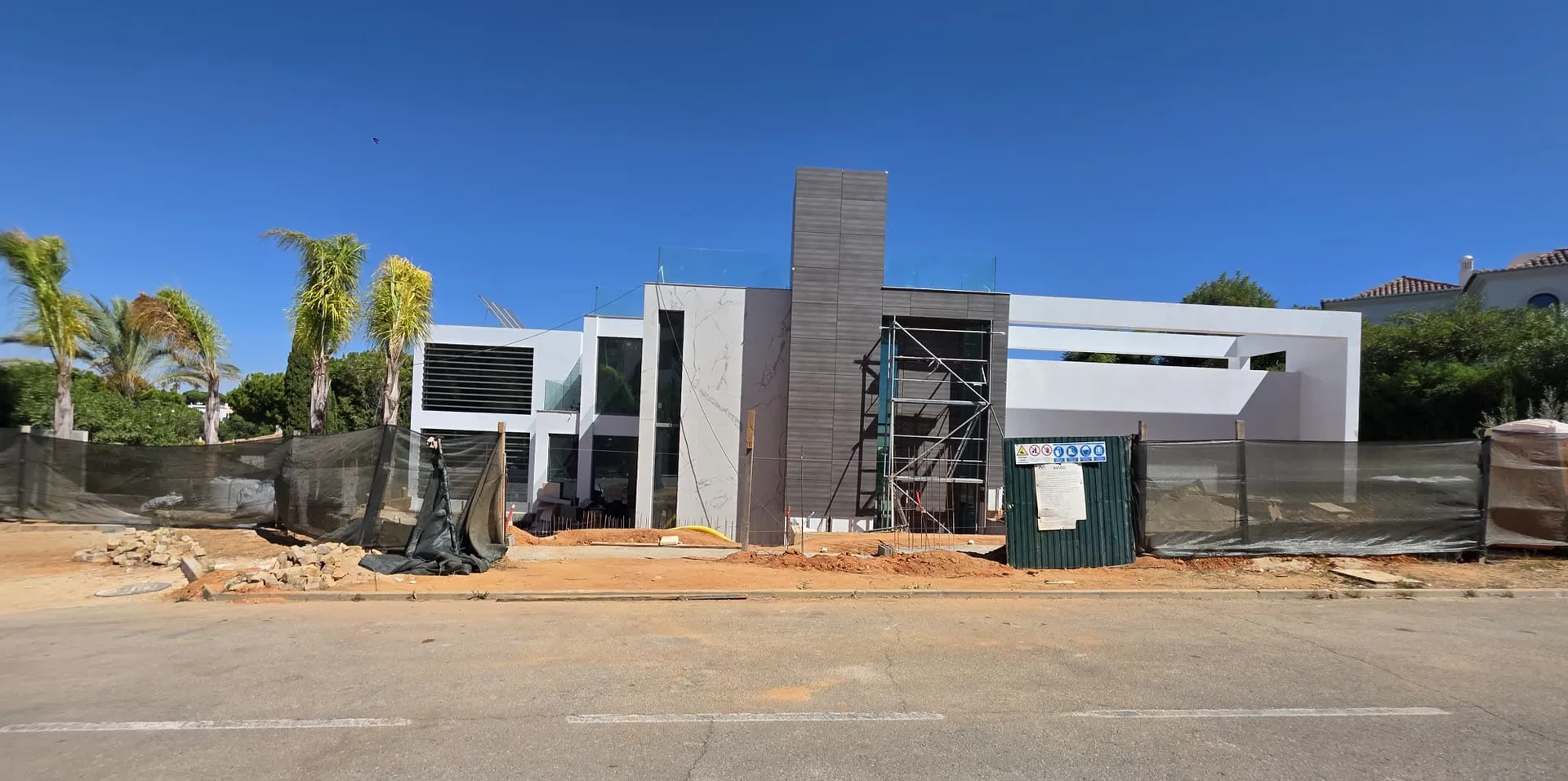 La façade vue de la rue, pendant le chantier