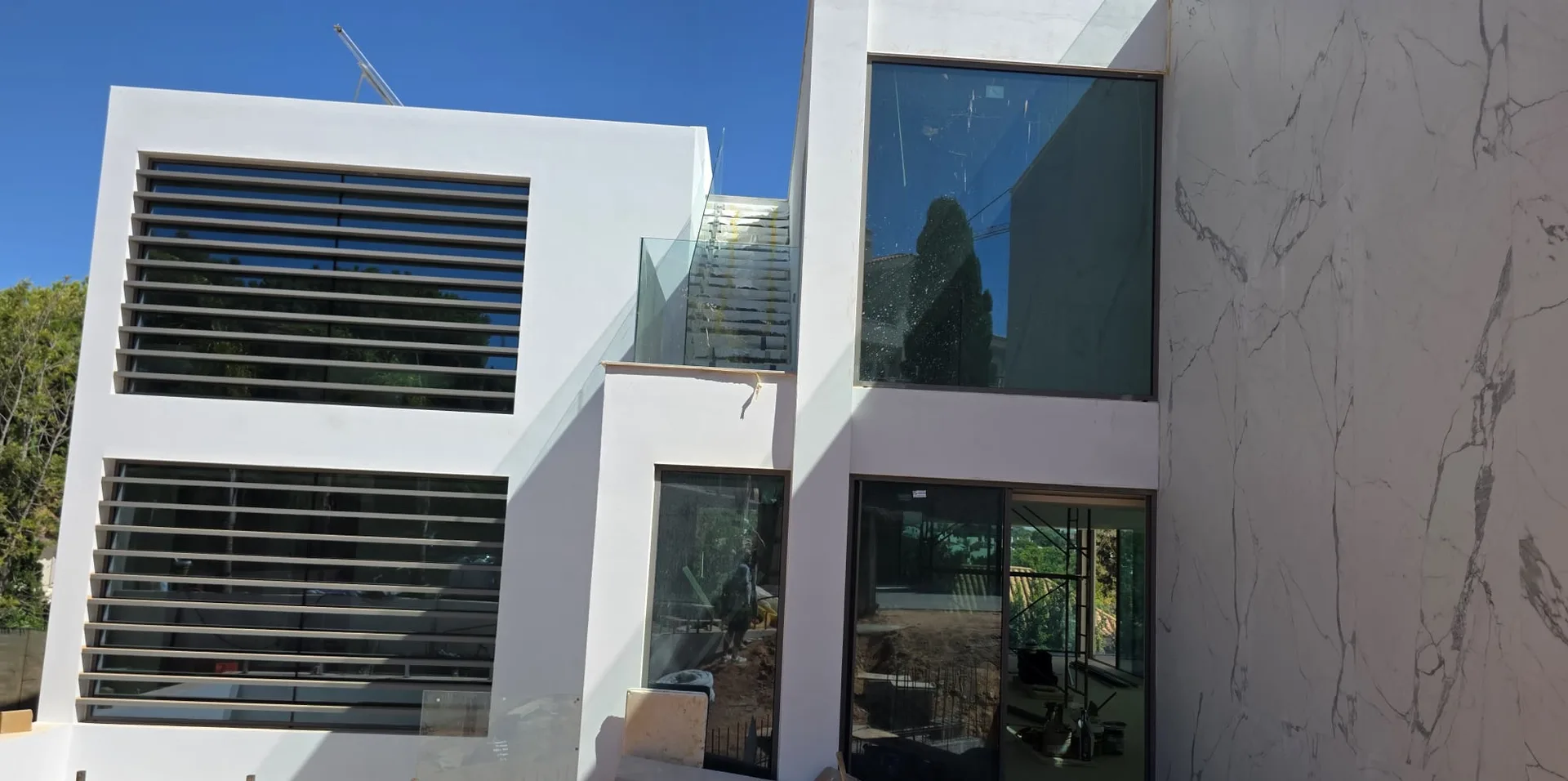 Façade avec brise-soleil