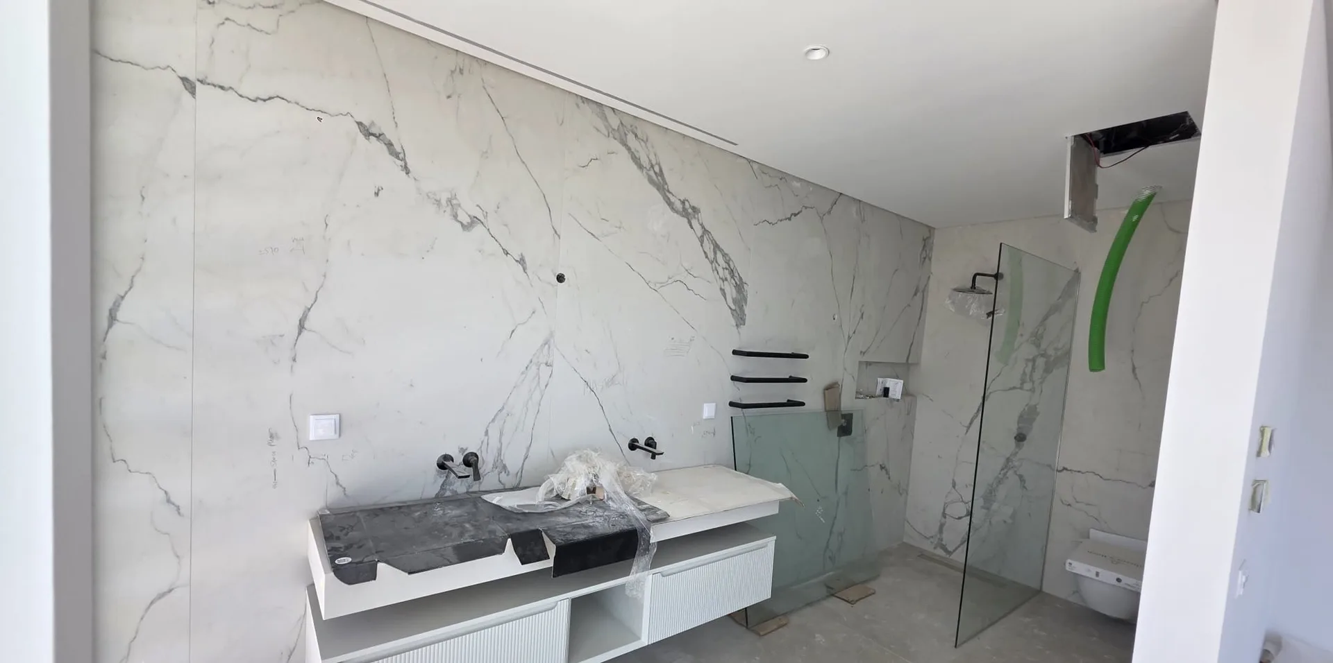 Double vasque et mur effet marbre