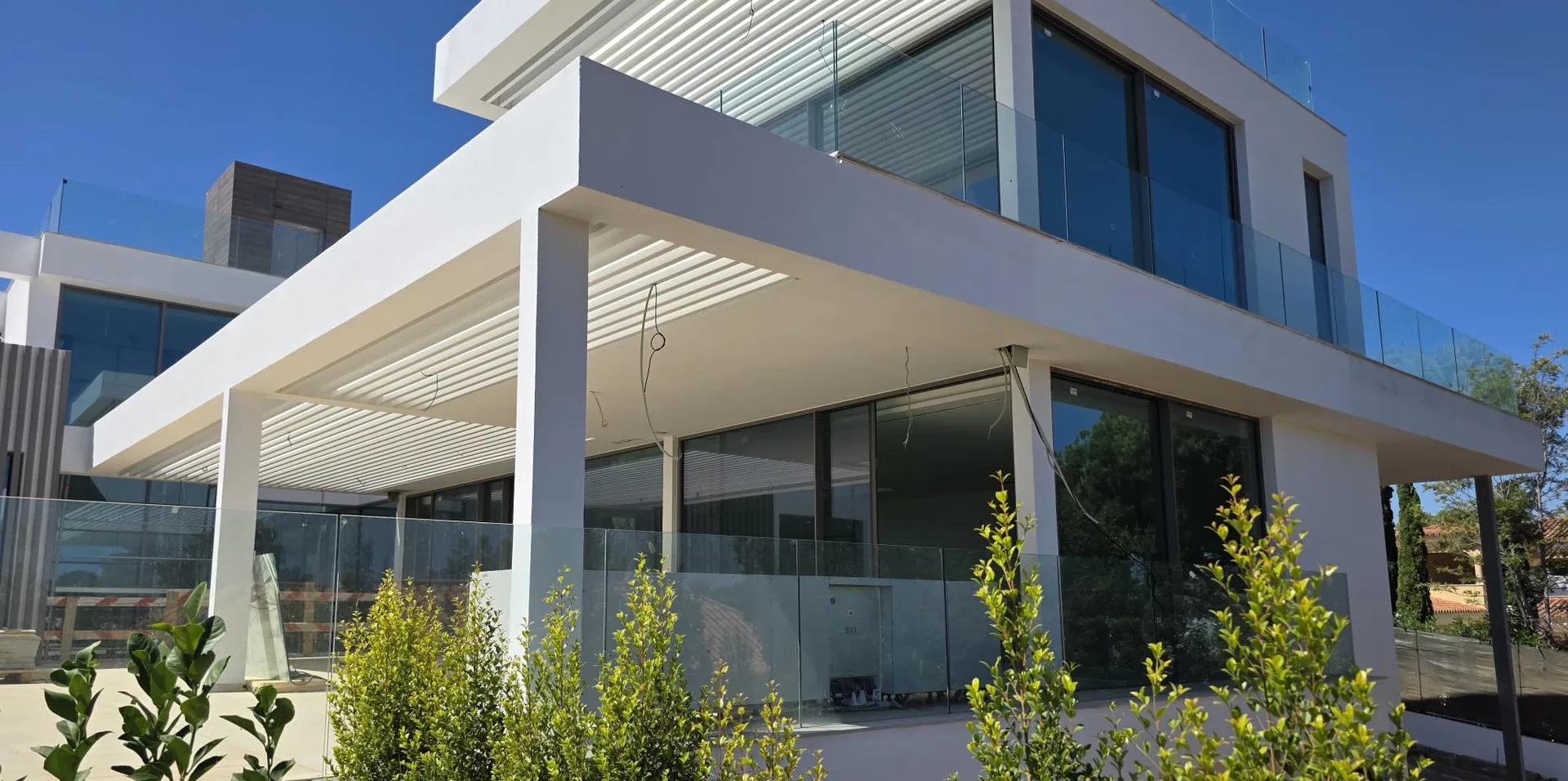 Porche avec pergola et vitrages