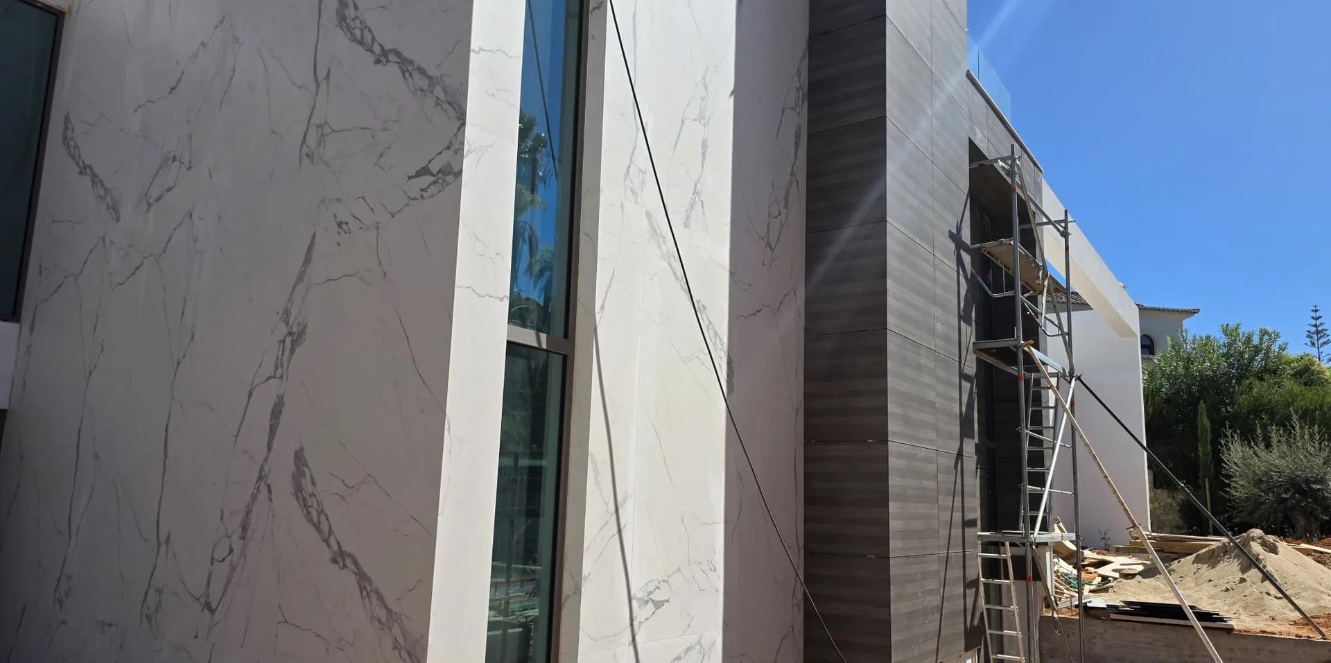 Bardage de façade effet marbre