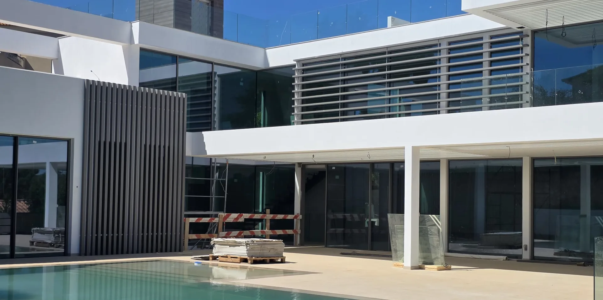 Piscine et porche arrière