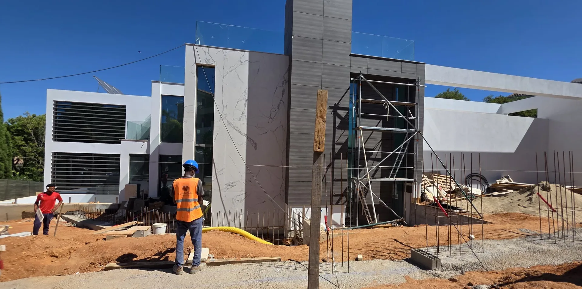 La maison pendant le chantier, avec l'échafaudage