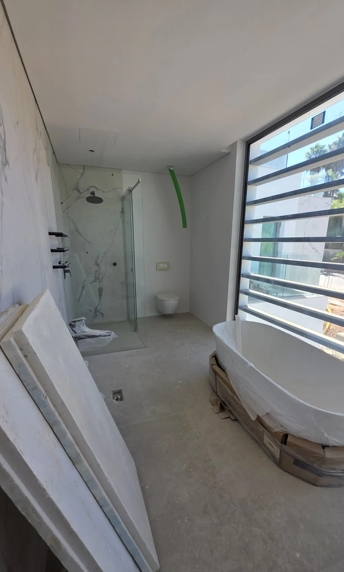 Salle de bain avec baignoire îlot
