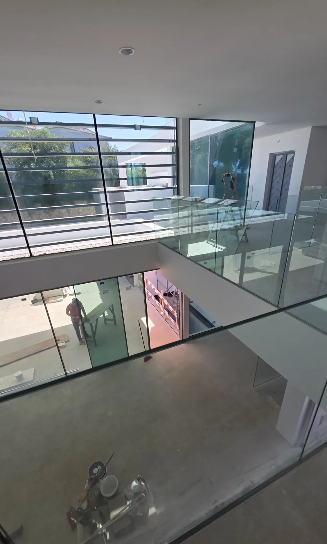 Double hauteur avec garde-corps en verre