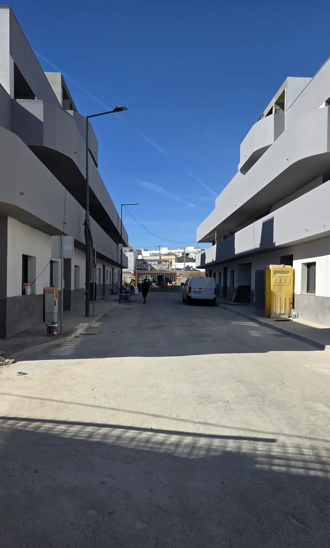 A rua e as fachadas do conjunto